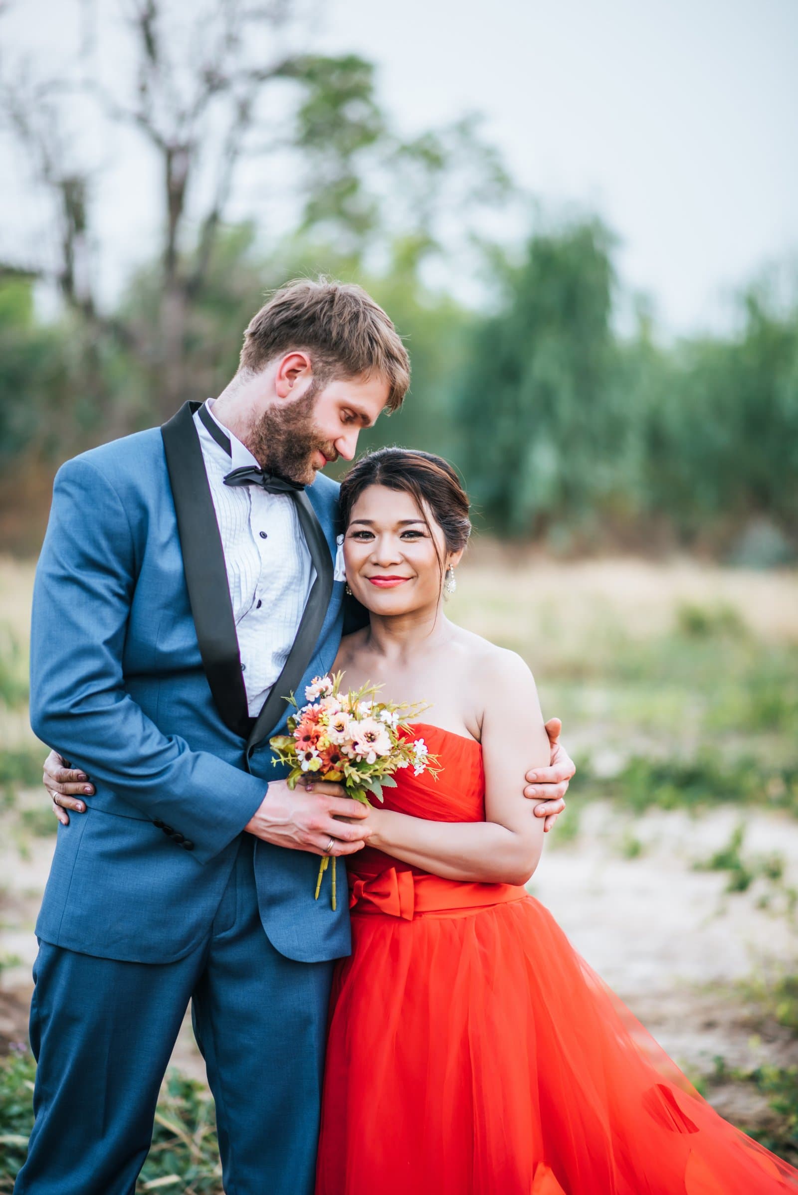 Retrato de la novia preparándose antes de la ceremonia