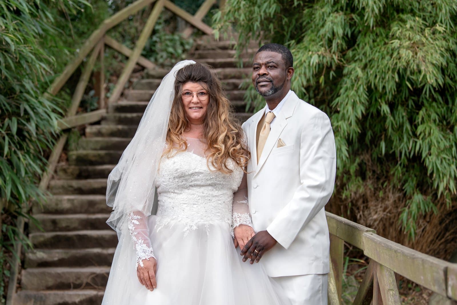 Pareja recién casada paseando a la luz del atardecer