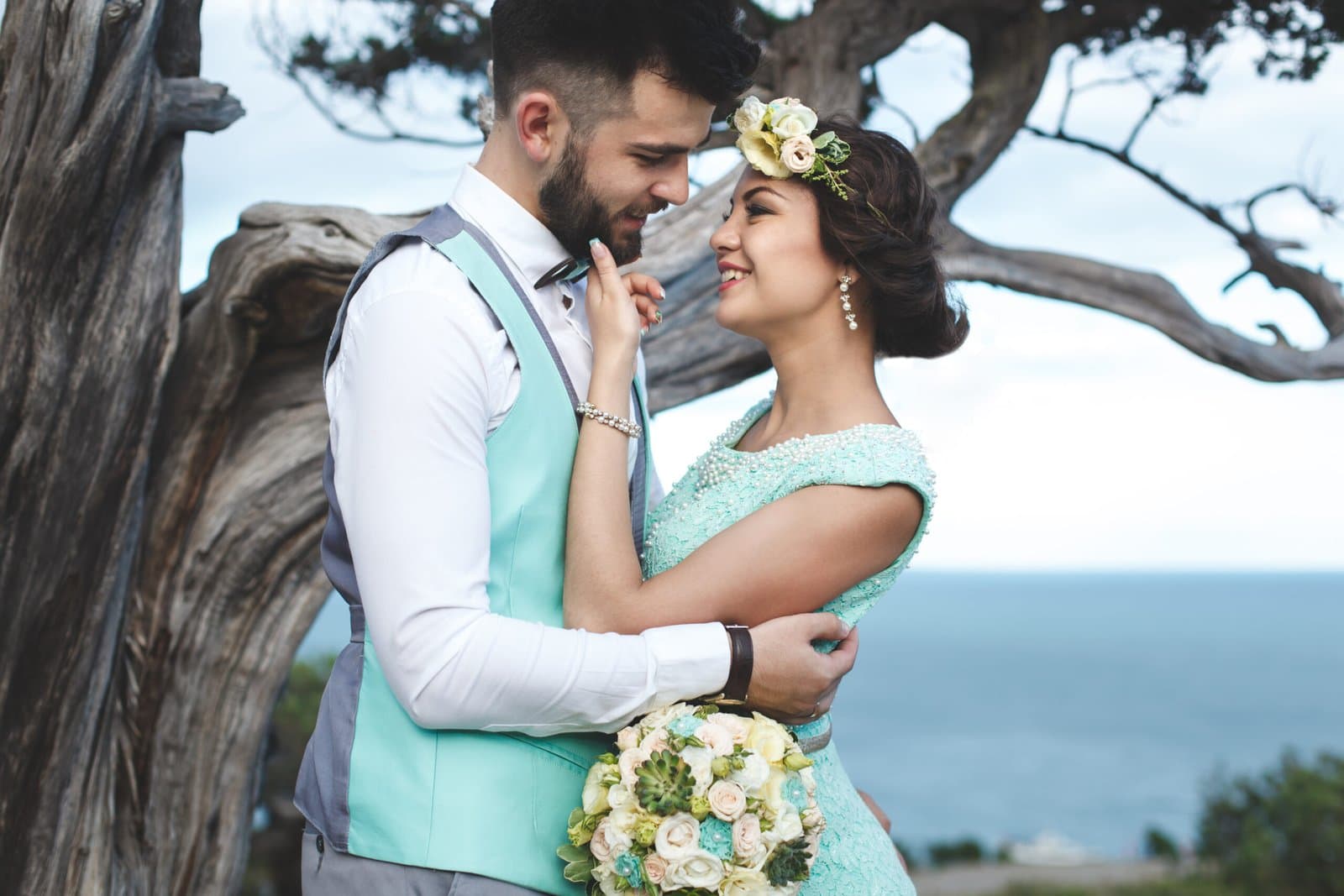 Pareja de recién casados fotografiada en un entorno natural de montaña
