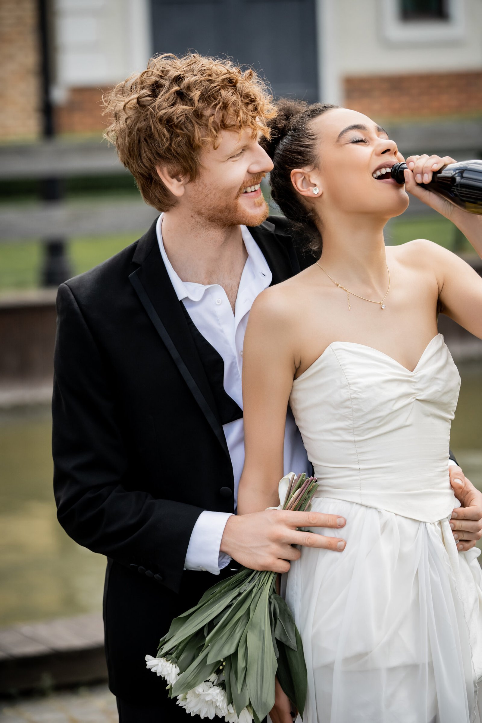 Abrazo de novios feliz